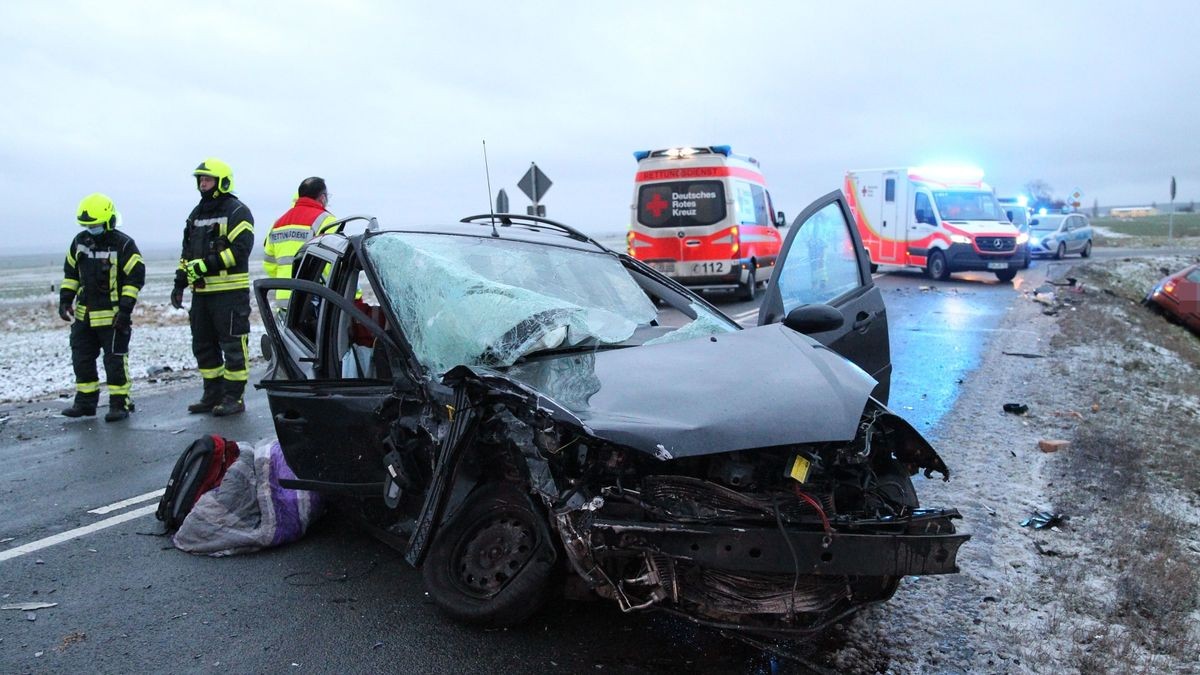 Im Kyffhäuserkreis ist ein Skoda Fabia ungebremst in ein stehendes Auto gefahren. Das hatte eine wahre Massenkarambolage zur Folge, bei der sechs Menschen schwer verletzt worden sind.