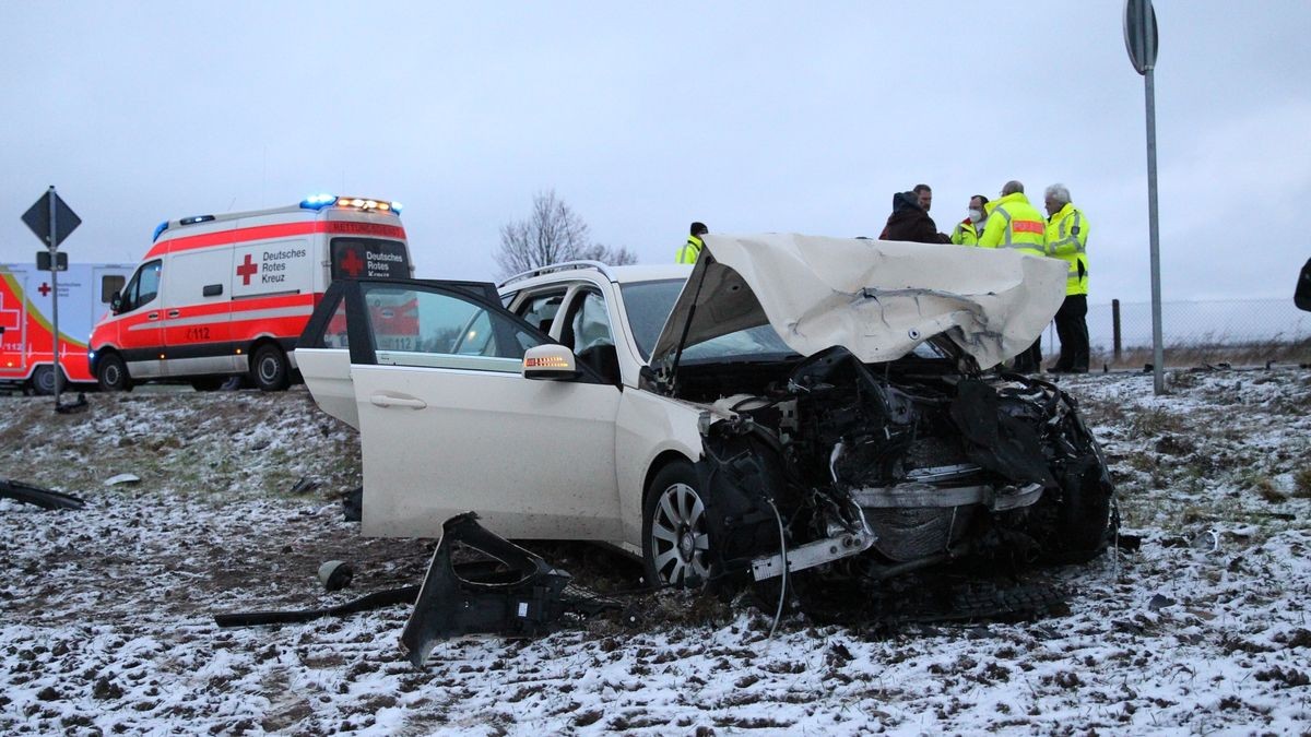 Die 55-jährige Taxifahrerin musste auch medizinisch versorgt werden, wurde aber nur leicht verletzt.