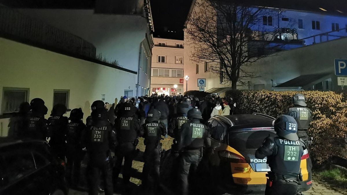 Dutzende Teilnehmer wurden von der Polizei eingekesselt.