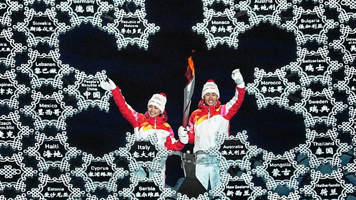 Skilangläuferin Dinigeer Yilamujiang (links) und der Nordische Kombinierer Zhao Jiawen entzündeten das Olympische Feuer. Yilamujiang stammt aus dem uigurischen Gebiet Xinjiang.