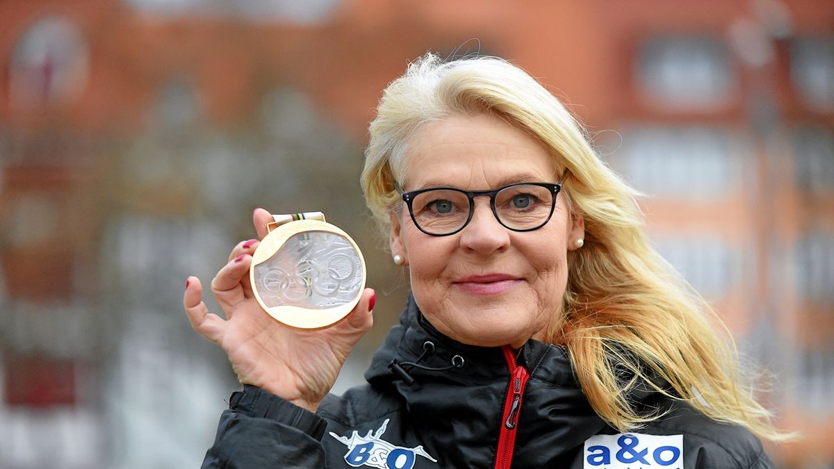 Gunda Niemann-Stirnemann mit ihrer erste Goldmedaille, errungen bei den  Winterspielen 1992 in Albertville