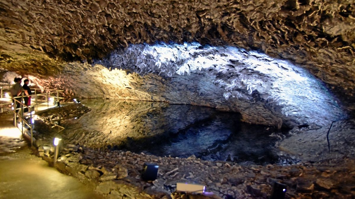 Romantisches Licht in der Barbarossahöhle zwischen Anhydrit-Wänden, Hohlräumen, Grotten und Seen im Kyffhäuserland ziehen heiratswillige Paare aus nah  und fern an.