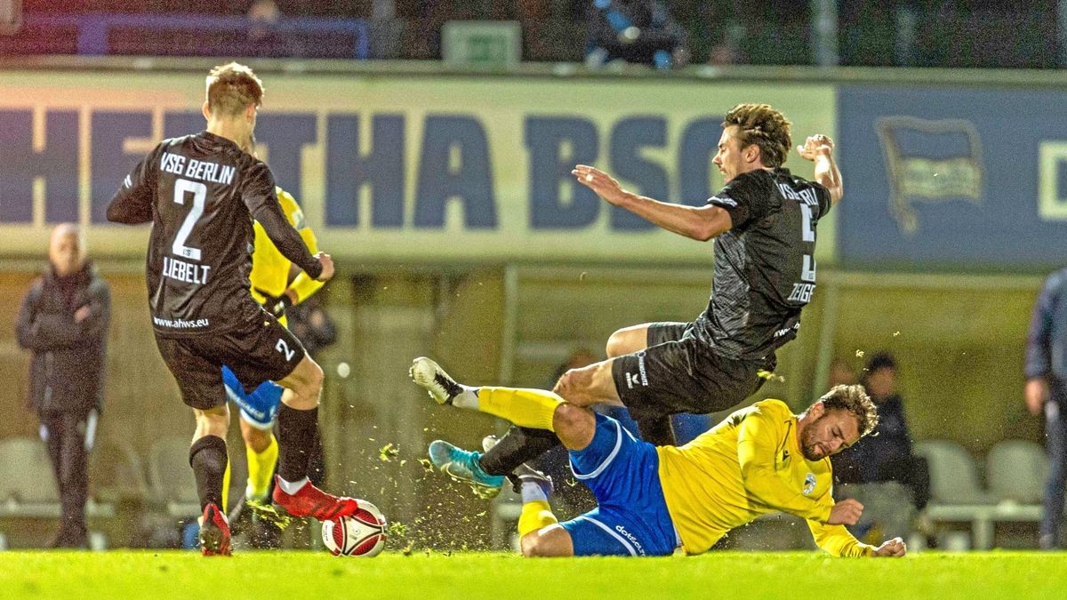 Jenas Fabian Eisele (unten) räumt in dieser Szene Altglienickes Philipp Zeiger ab.