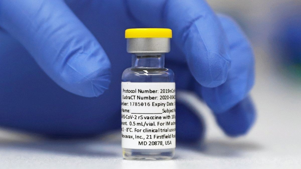 Eine Ampulle mit dem Corona-Impfstoff von Novavax steht auf einem Tisch bereit. Die Ständige Impfkommission (Stiko) spricht sich für den Einsatz des Corona-Impfstoffs von Novavax für Menschen ab 18 aus.