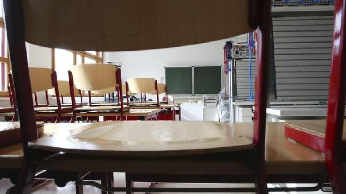 Stühle stehen in einem leeren Klassenzimmer in der Staatlichen Berufsbildenden Schule in Sonneberg auf den Tischen.