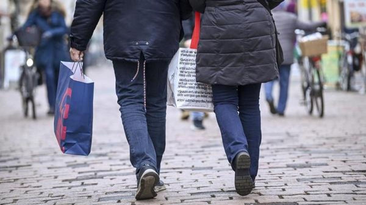 Trotz der Lockerung der Corona-Beschränkungen im Einzelhandel in zahlreichen Bundesländern sieht der Handelsverband Deutschland (HDE) noch keinen Grund zum Aufatmen. 