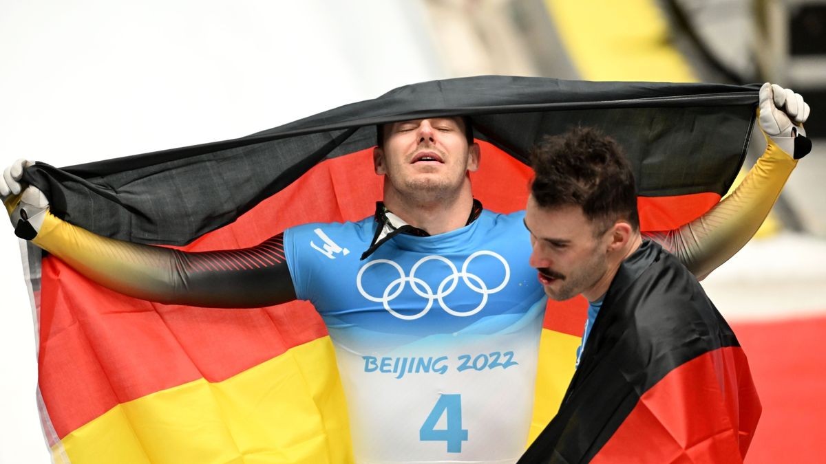 Olympiasieger Christopher Grotheer jubelt gemeinsam mit dem Zweitplatzierten Axel Jungk.