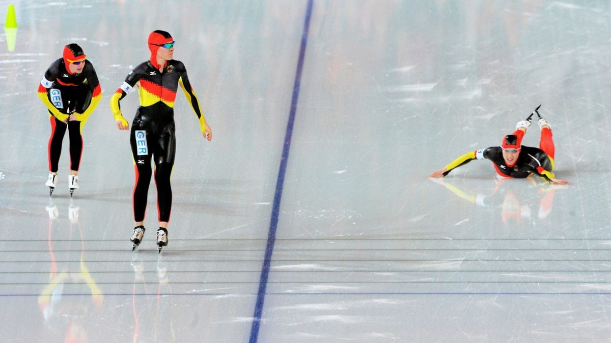 Im Halbfinale stürzt Anni Friesinger auf der Zielgeraden. Die deutschen Damen mit Stephanie Beckert, Daniela Anschütz-Thoms (links) ziehen dennoch ins Finale ein und gewinnen Gold.