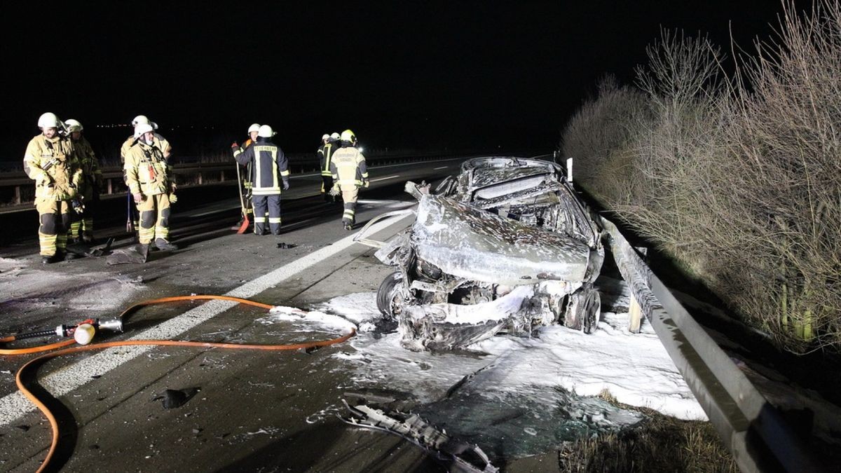 Daraufhin löste sich der Anhänger vom Honda und beide Gefährte schleuderten auf die Fahrbahn zurück.