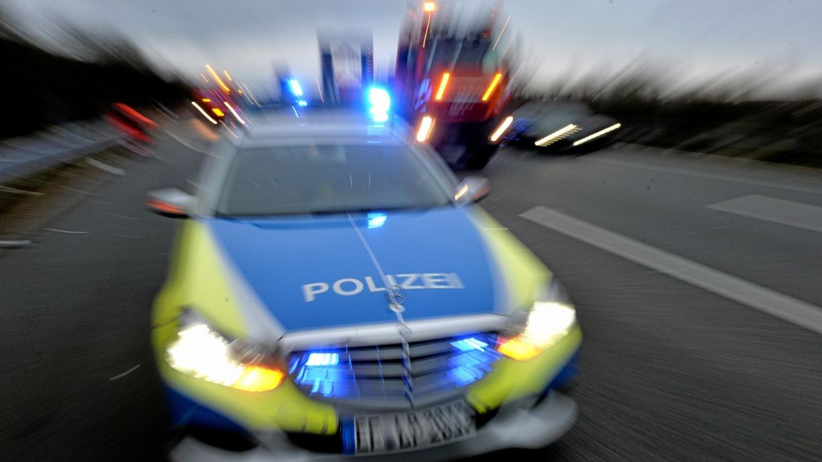 Polizei, Rettungsdienst und Feuerwehren waren bei dem Unfall auf der A 38 im Einsatz (Symbolbild). 