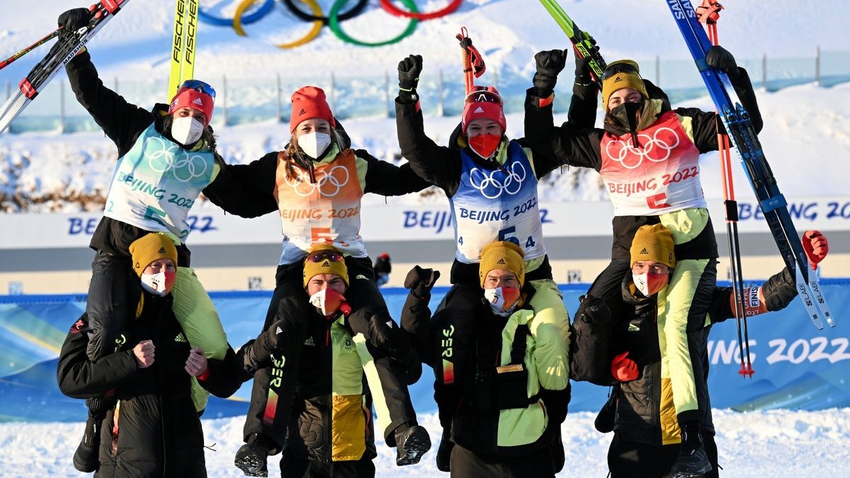 Obenauf: Teammitglieder lassen Vanessa Hinz, Franziska Preuß, Denise Herrmann und Vanessa Voigt (von links) hochleben.