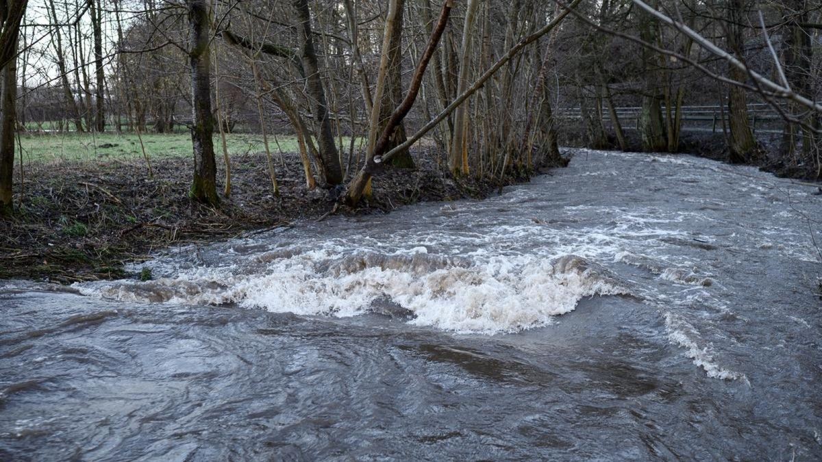 17.02.2022, Thüringen, Hinternah: Der reißende Fluss Nahe schlägt Wellen. Durch den Sturm Ylenia und den Regen kam es zu Hochwasser des Flusses Nahe. 