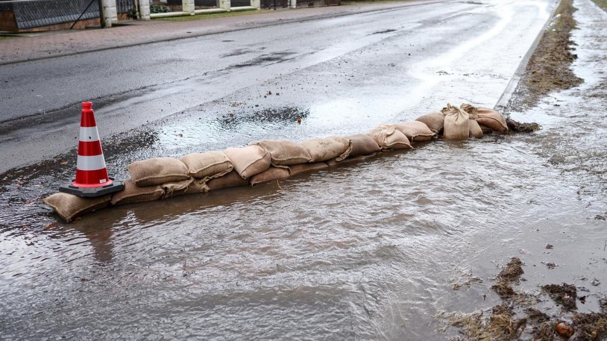 Hinternah: Sandsäcke liegen auf der Straße in Schleusingerneundorf, um das Wasser abzuleiten. Durch den Sturm Ylenia und dem Regen kam es zu Hochwasser des Flusses Nahe. 