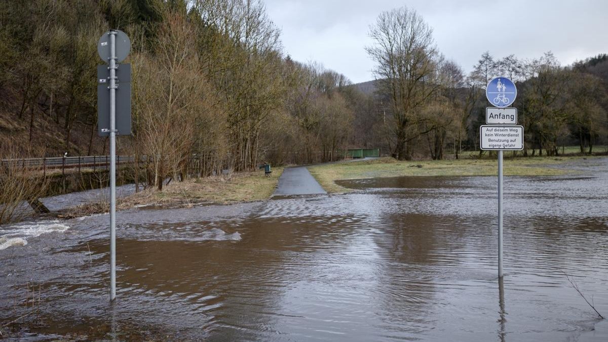 Hinternah: Eine überschwemmte Wiese überflutet einen Radweg. Durch den Sturm Ylenia und dem Regen kam es zu Hochwasser des Flusses Nahe. 