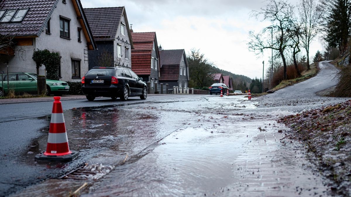 Hinternah: Ein verstopfter Abwasserkanal überschwemmt die Straße bei Schleusingerneundorf. Durch den Sturm Ylenia und den Regen kam es zu Hochwasser des Flusses Nahe. 