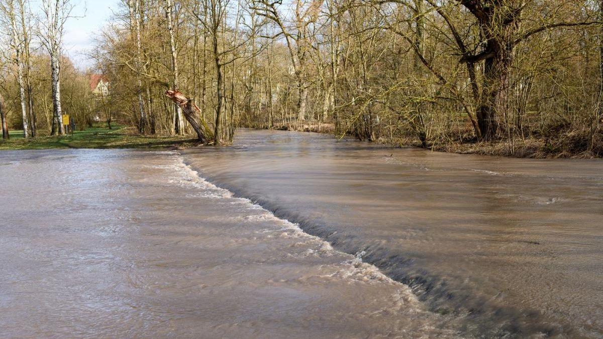 Hildburghausen: Die Werra ist am Schlosspark über die Ufer getreten. Aufgrund des Sturms Ylenia und dem Regen kam es zu erhöhten Pegelständen der Werra. 