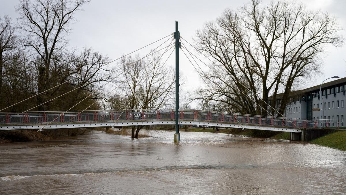 Hildburghausen: Die Werra ist am Schlosspark über die Ufer getreten. Aufgrund des Sturms Ylenia und dem Regen kam es zu erhöhten Pegelständen der Werra. 