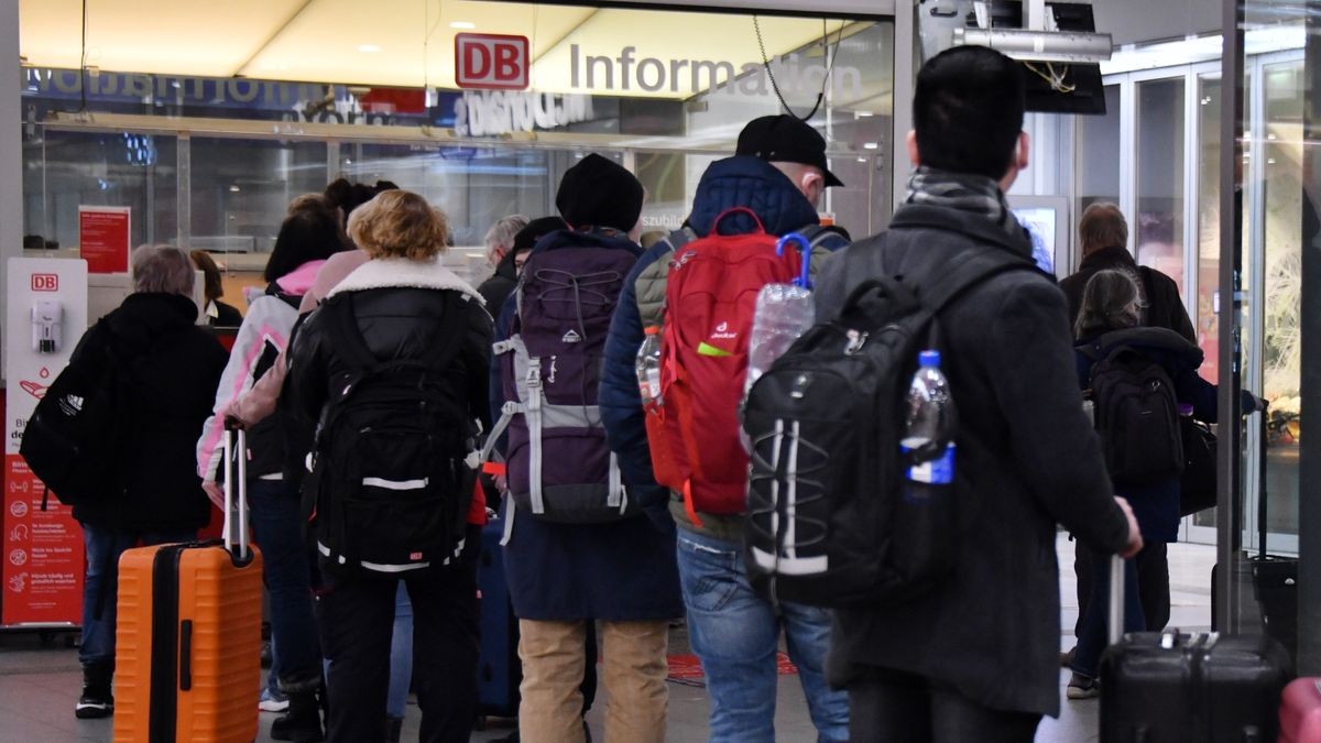 Erfurt: Reisende stehen Schlange vor dem Informationsschalter im Erfurter Hauptbahnhof. In Sachsen, Sachsen-Anhalt und Thüringen ist es sturmbedingt zu Einschränkungen des Zugverkehrs gekommen. 