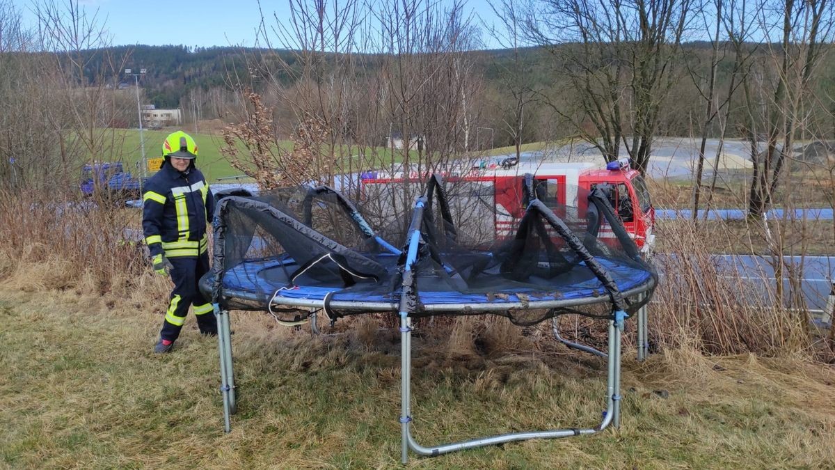 Vermutlich aus einem Garten in Harra war das Trampolin vom Orkan hinweggefegt worden und landete mehrere Hundert Meter weiter in der Nähe des Sportplatzes.