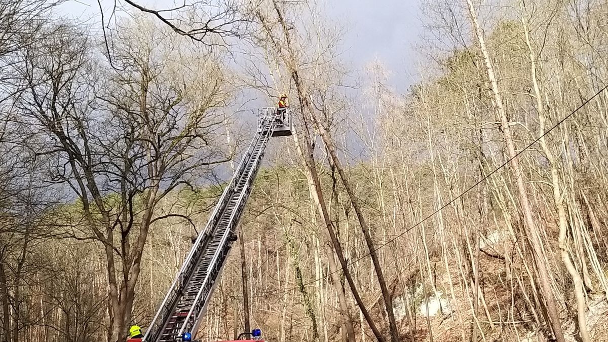 Nach der Unterstützung der Kyffhäuserland-Feuerwehren bei ihrem Einsatz in Seega, wo ein umgestürzter Baum das Wasser der Wipper anstaute, warteten auf die Frankenhäuser Feuerwehrleute entlang der B85 mehrere umsturzgefährdete Bäume, die zum Teil ineinander verhakt waren und sich schon gefährlich über die Straße neigten. 