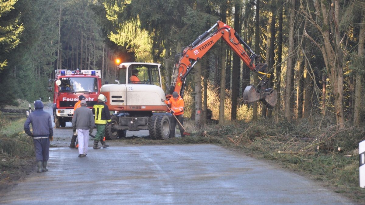 Gegen 16 Uhr waren die letzten Bäume von der Strecke zwischen Altengesees und Gleima geräumt. Dann konnte diese momentane Umleitungsroute für den Verkehr wieder freigegeben werden.