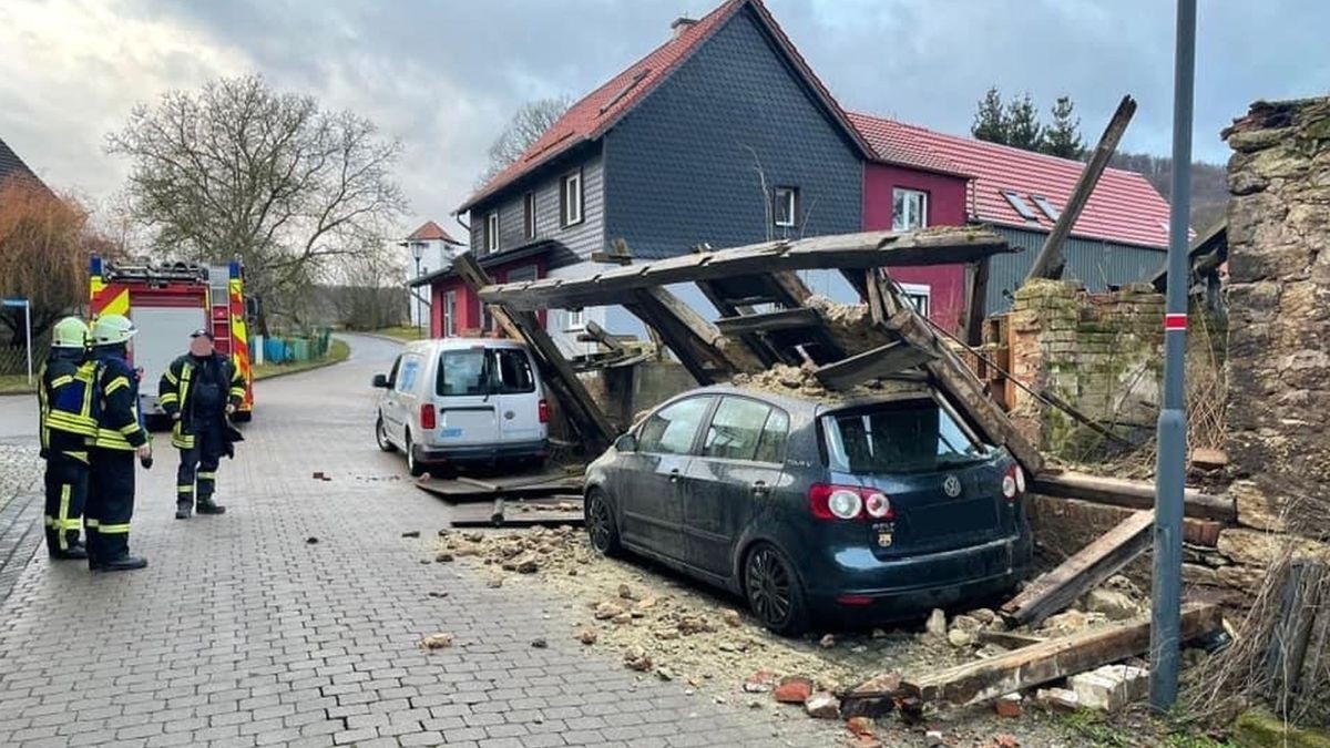 Eine kurze Nacht hatten die Feuerwehren fast im gesamten Eichsfeld. Nicht ganz einfach war es für die Bischofferöder Wehr ab 7.45 Uhr. Im Ortsteil Hauröden war eine instabile Fachwerkmauer auf zwei parkende Autos gekippt. Mit einem Radlader der Gemeinde wurde die Mauer angehoben und entfernt, ein hartes Stück Arbeit für alle Helfer.