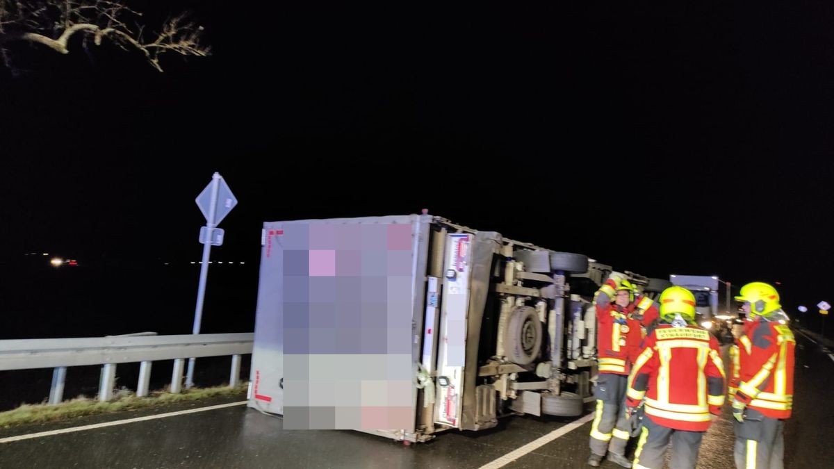 Auf der B4 zwischen Straußfurt und Greußen sind ein Kleintransporter und der Anhänger eines Autos umgeworfen worden.