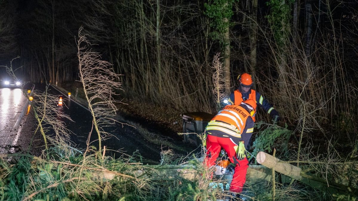 Feuerwehreinsatz auf der Landstraße L1053 zwischen Weimar-Legefeld und Bad Berka.