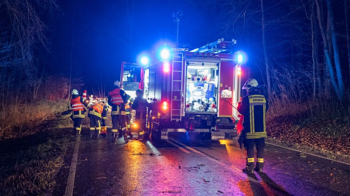 Feuerwehreinsatz auf der Landstraße L1053 zwischen Weimar-Legefeld und Bad Berka.