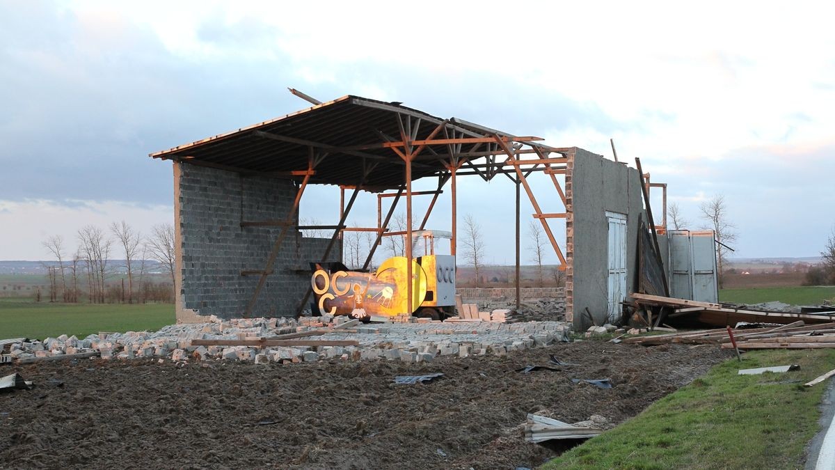 Der schwere Sturm gestern Abend zerstörte auch ein Scheune zwischen Oberspier und Hohenebra. Das Dach sowie die Seitenwände wurden vollständig zerstört. Die Trümmer sind mehrere Hunderte Meter durch die Luft gewirbelt worden.