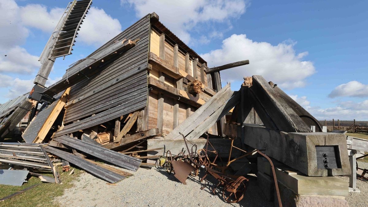 Mit ihrem Standort in 438 Metern Höhe bot die über 100 Jahre alte Mühle dem Sturm so viel Angriffsfläche, dass der Mittelbaum brach. Die Mühle ist nahezu komplett zerstört worden.