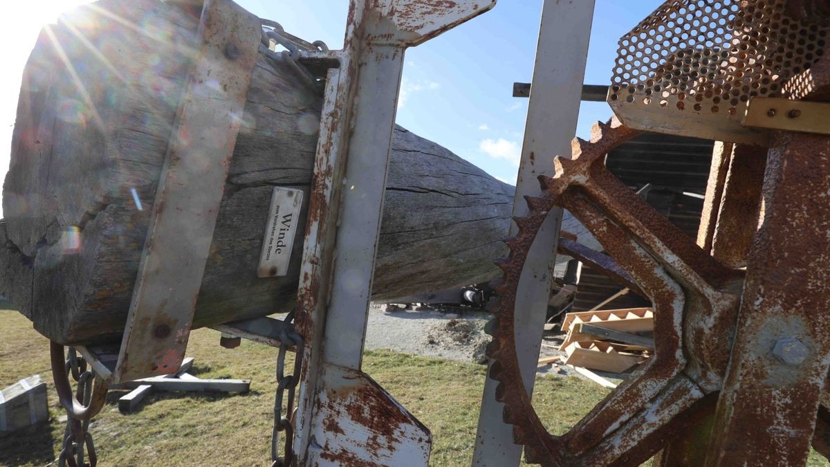 Mit ihrem Standort in 438 Metern Höhe bot die über 100 Jahre alte Mühle dem Sturm so viel Angriffsfläche, dass der Mittelbaum brach. Die Mühle ist nahezu komplett zerstört worden.