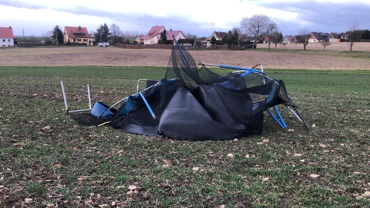 Der Sturm wirbelte in Schernberg ein Trampolin durch die Luft. Glücklicherweise landete es auf einem Feld. 