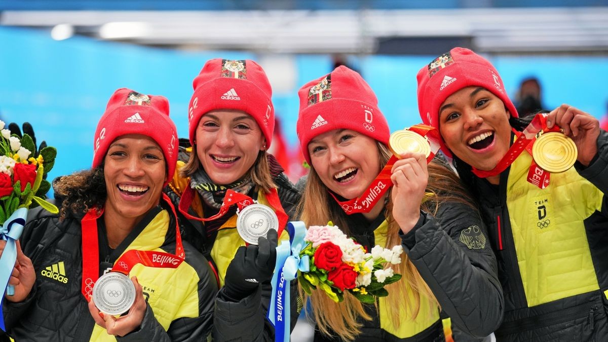 Mariama Jamanka (links) jubelt mit Alexandra Burghardt und den Olympiasiegerinnen Laura Nolte und Deborah Levi (rechts).