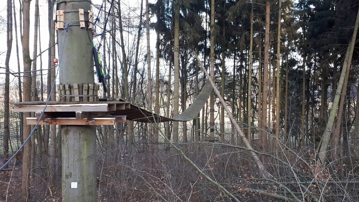 Die Februar-Stürme haben durch umgestürzte Bäume den Kletterwald am Datenberg in Bad Tabarz schwer beschädigt. Derzeit ist noch nicht klar, ob die Attraktion, die eigentlich am 26. März in die neue Saison starten sollte, überhaupt wieder aufgebaut werden kann. Betreiber Danny Luderer hat zudem in seinem zweiten Kletterwald in Hohenfelden Sturmschäden zu verzeichnen.