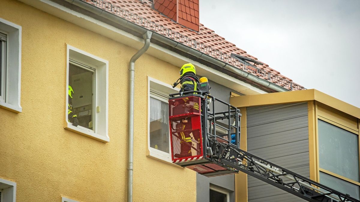 Aufgrund des Brandes mussten die Freiwilligen Feuerwehren Schlotheim, Obermehler und Körner anrücken und Anwohner aus dem Mietshaus retten.