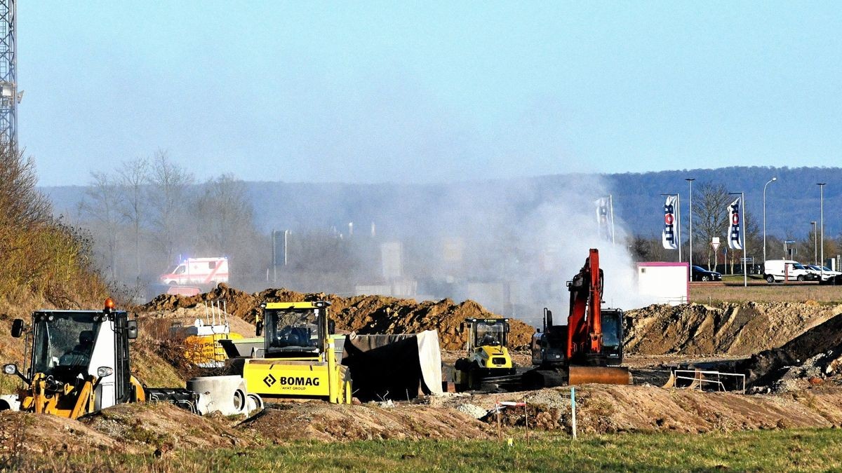 In Leinefelde wurden bei Bauarbeiten an der Ortsumfahrung Kallmerode in der Nähe des ehemaligen Milchhofes eine Hauptgasleitung beschädigt. Die Gaswolke ist weithin sichtbar.