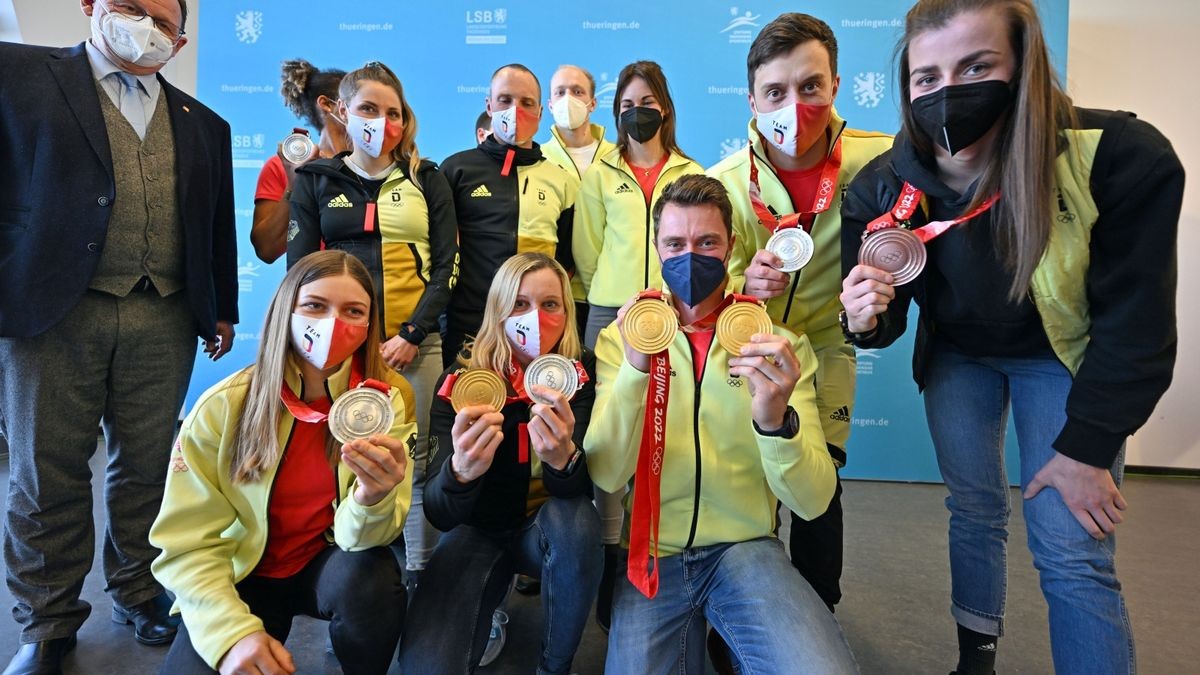 Bodo Ramelow (Die Linke), Ministerpräsident von Thüringen ist dabei, als die deutschen Wintersportler beim Thüringer Olympiaempfang ihre Medaillen präsentieren. Vier Mal Gold, drei Mal Silber und einmal Bronze gewannen Thüringens Athleten bei den Olympischen Winterspielen 2022 von Peking. Nun sind die Olympioniken zurück in der Heimat und wurden sie durch die Thüringer Landesregierung empfangen und geehrt.