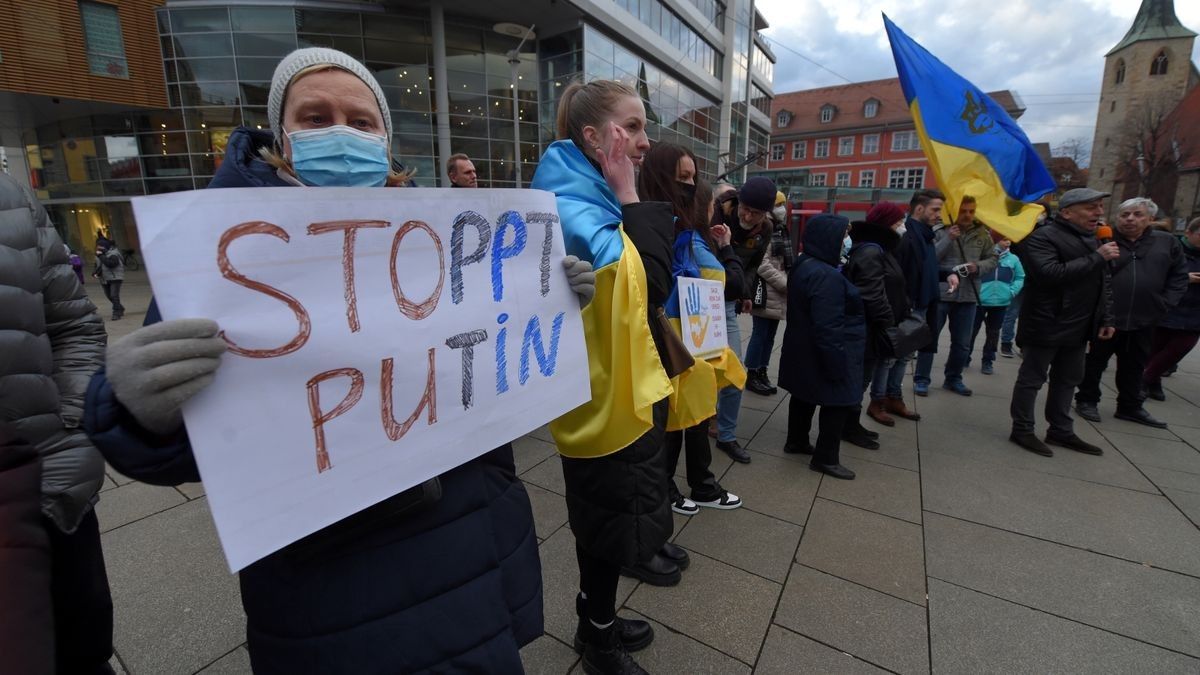 Rund 50 Ukrainische Landsleute die in Thüringen leben, haben am Donnerstagabend gegen den Einmarsch Russlands in ihr Heimatland auf dem Erfurter Anger demonstriert.