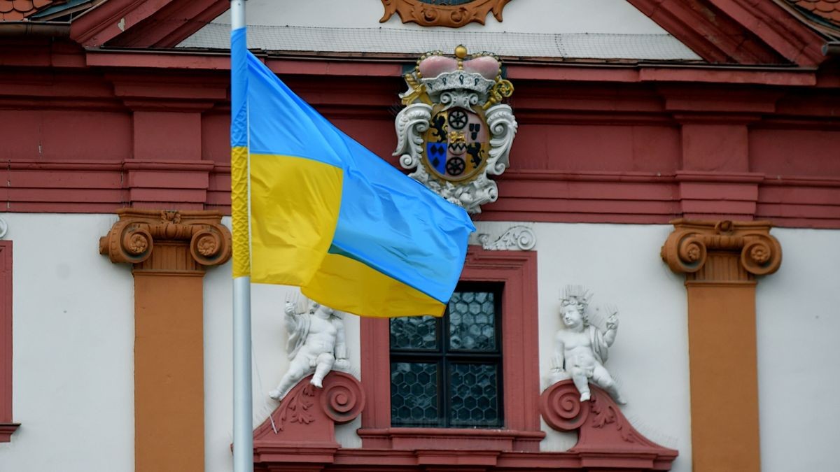 Aus Solidarität mit der Ukraine nach dem russischen Angriff, wurde vor der Thüringer Staatskanzlei in Erfurt die ukrainische Flagge gehisst.