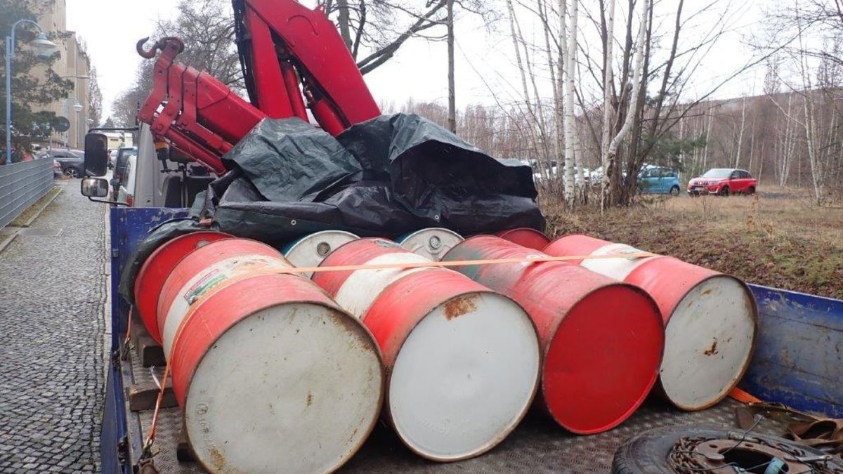 Die Bundespolizei hat einen Mann aus Thüringen gestoppt, der 1600 Liter Diesel aus Polen nach Deutschland transportiert hat. Neben einer Steuernachzahlung wurde ein hohes Bußgeld gegen ihn verhängt.