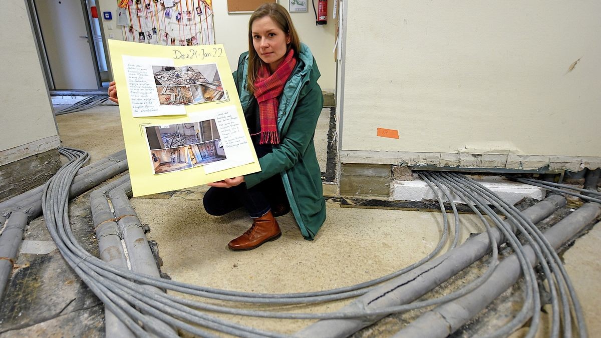 Susanne Dönges, Aufsichtsratsvorsitzende der Lebenshilfe Erfurt und betroffene Mutter, mit Fotos, die die immensen Schäden im Kita-Untergrund dokumentieren.