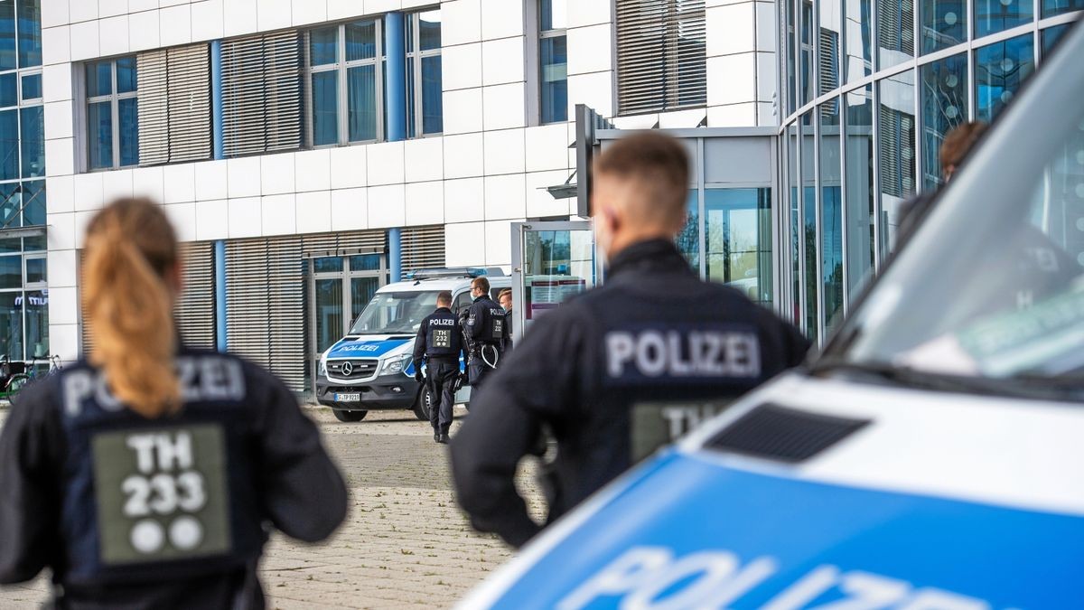 Ein starkes Polizeiaufgebot sichert am 17. Mai 2021 die Neuauflage des Ballstädt-Prozesses auf der Messe in Erfurt.