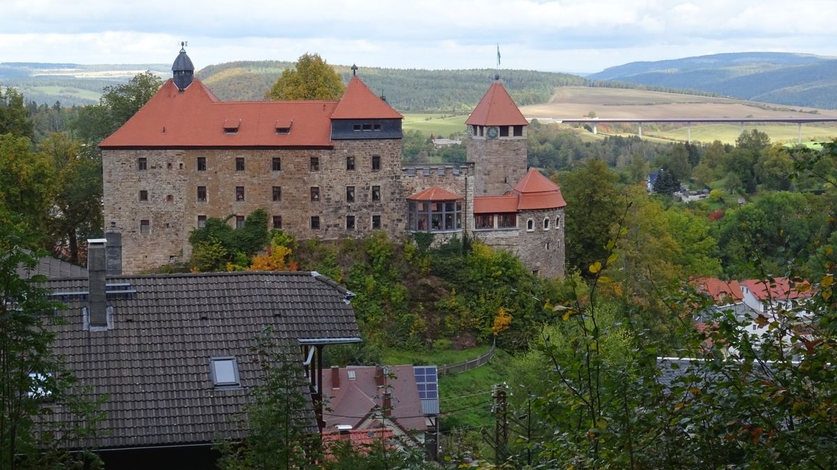 Ein kurioser Einsatz wegen einer ungewöhnlichen Ruhestörung hat die Polizeiinspektion Arnstadt-Ilmenau beschäftigt. Eine 54-Jährige habe kurz nach Mitternacht mitgeteilt, dass Kirchenglocken bei Elgersburg im Ilm-Kreis läuten würden und dies angesichts der Uhrzeit sehr ungewöhnlichen sei. Der 