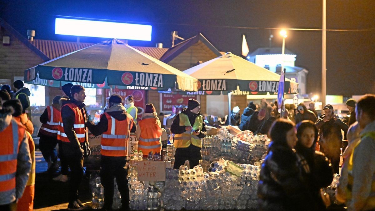 Helfer aus Polen empfangen am 27. Februar am Grenzübergang bei Medyka Kriegsflüchtlinge aus der Ukraine. Die Nachbarländer der Ukraine benötigen zum Bewältigen der Flüchtlingsströme weitere Hilfe.  