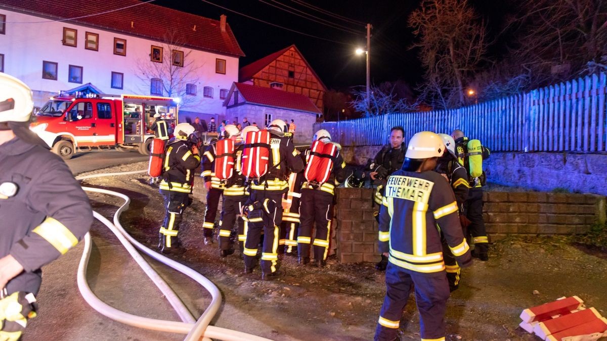 Der auslaufende Kraftstoff entzündete sich und lief eine Straße hinunter. 