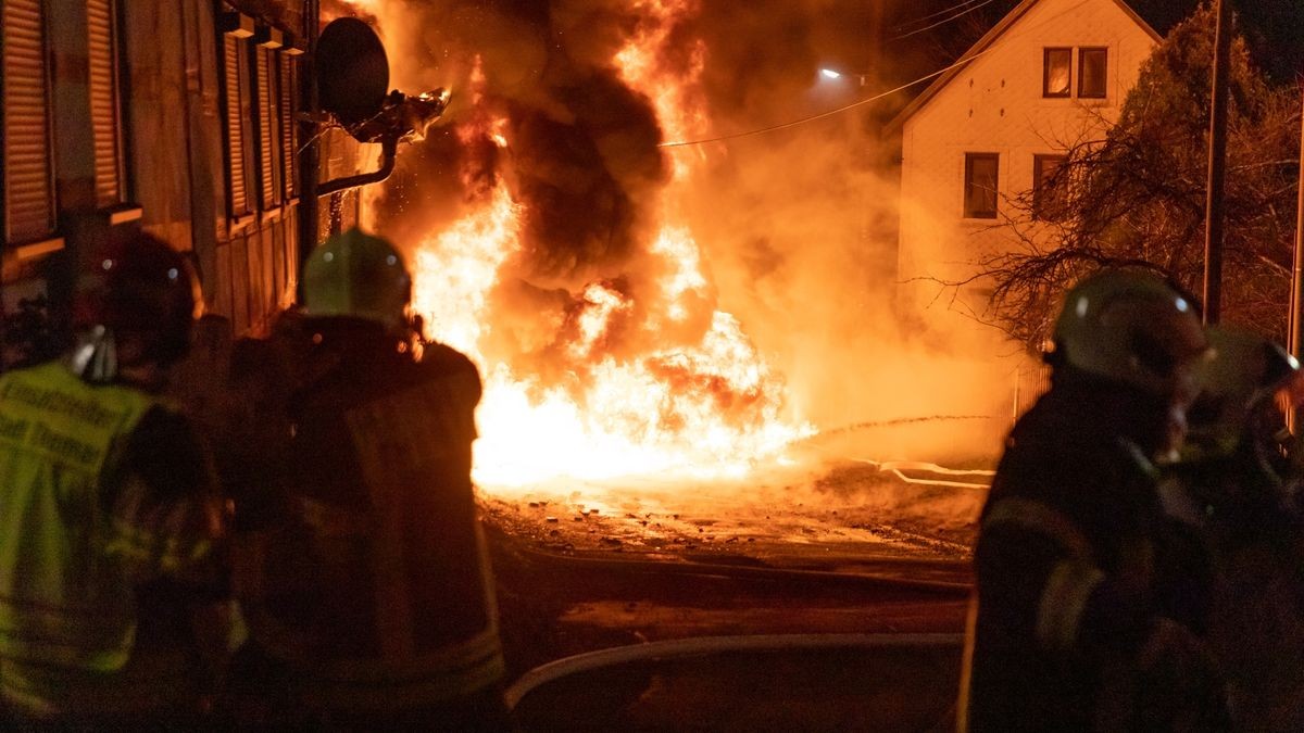 Zwei Personen wurden bei dem Brand verletzt. 