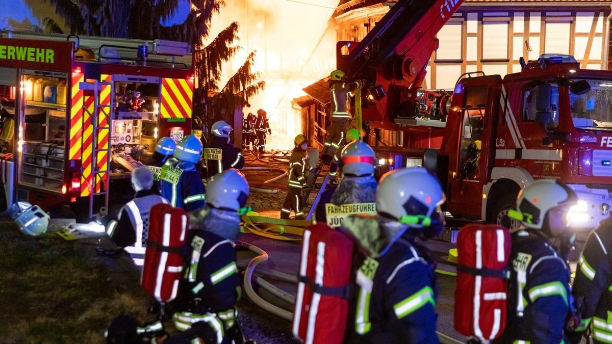 Die Flammen griffen auch auf das Wohnhaus über. 