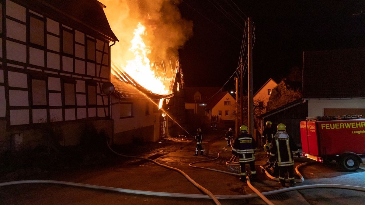 Die Feuerwehr konnten das Feuer noch vor einem weiteren Wohnhaus mit Löschschaum stoppen. 