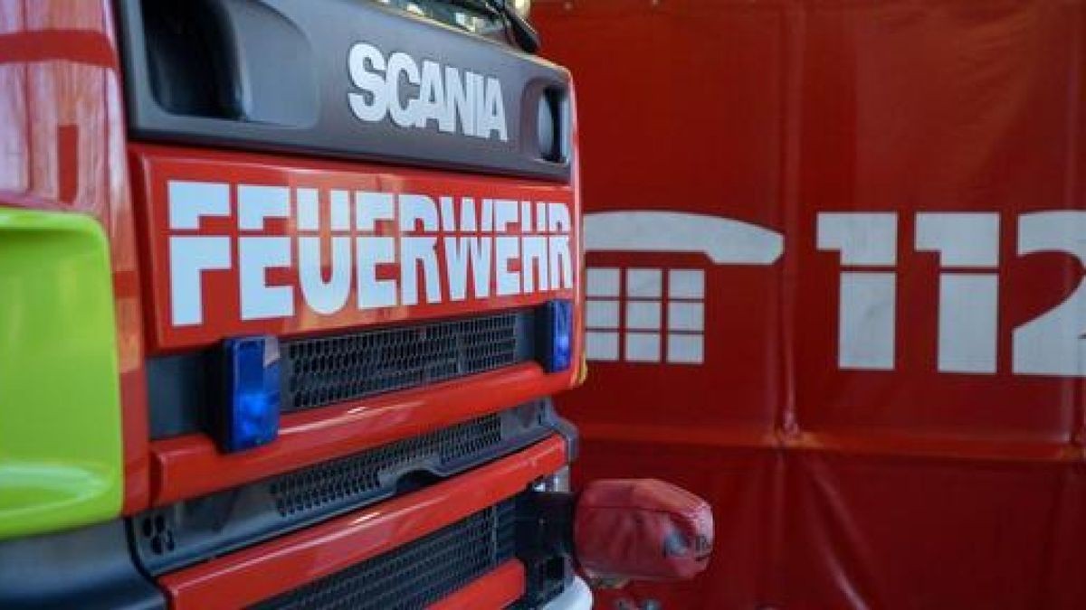 Bis in die Nacht musste die Feuerwehr Brandwache halten (Symbolbild).